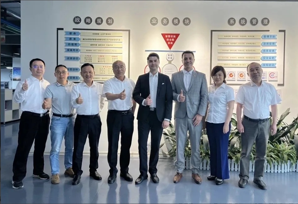 匈牙利驻广州总领事馆副总领事与匈牙利全国企业家和雇主协会（VOSZ）主席莅临AG凯发K8国际智慧参观考察